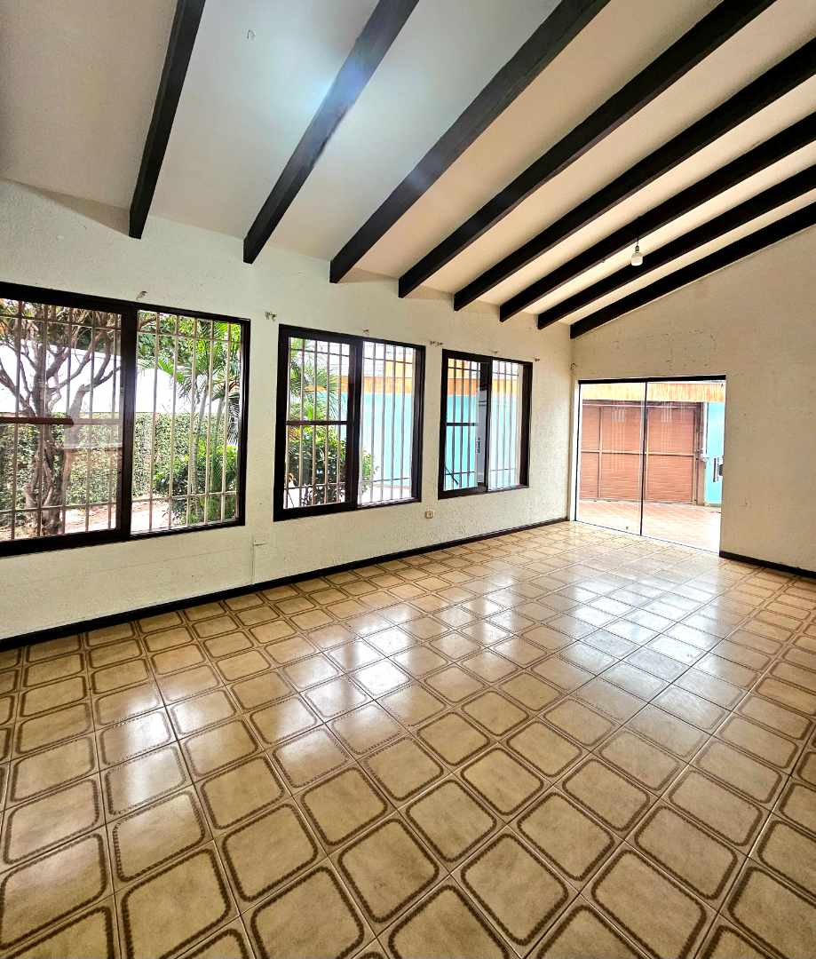Casa en AlquilerAv. Ibérica- Barrio las LAS PALMAS  5 dormitorios 4 baños 3 parqueos Foto 6