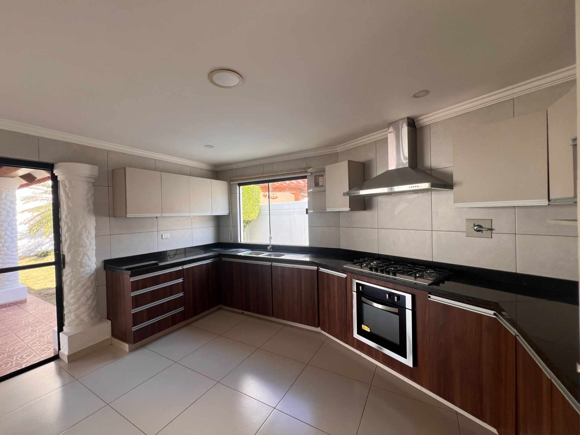 Casa en Entre 6to y 7mo anillo Norte en Santa Cruz de la Sierra 4 dormitorios 4 baños 2 parqueos Foto 6