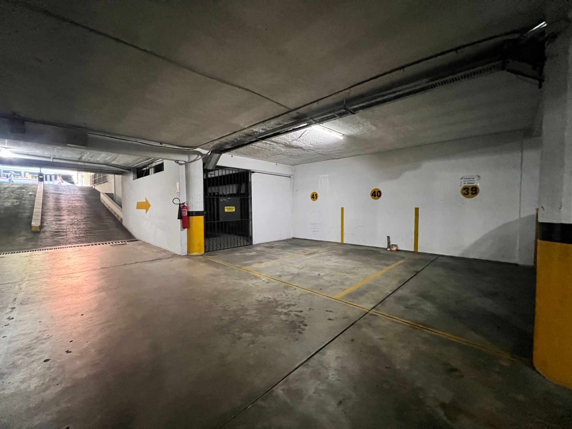 Parqueo CALLE RENE MORENO Y ESQUINA CALLE PARI Foto 3