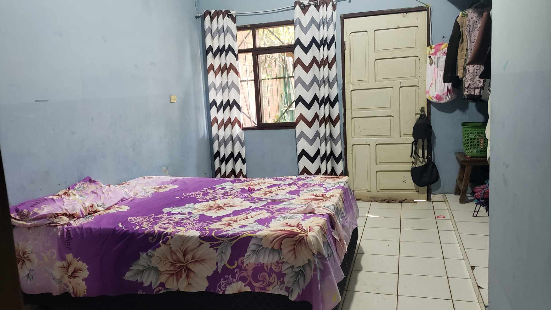 Casa en VentaBarrio los claveles a una cuandra del 9no anillo a dos cuadra de la parada de linea 92,63 es la sede al frente del barrio dorado, en la esquina de la av principal hay un gimnasio. casa amplia en ocasión. Foto 12