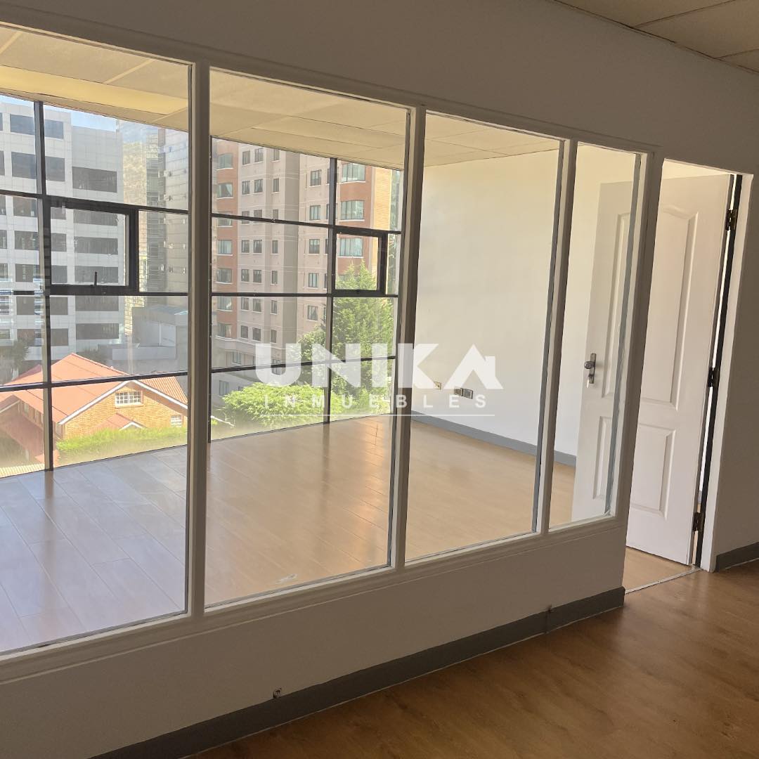 Oficina en AlquilerAMPLIA OFICINA SOLEADA EN LA MEJOR UBICACIÓN , ASCENSOR PRIVADO 4 AMBIENTES , SALA DE REUNIÓN. Foto 4