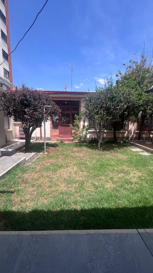 Departamento en AlquilerIrpavi, calle Altamirano  2 dormitorios 3 baños 1 parqueos Foto 2