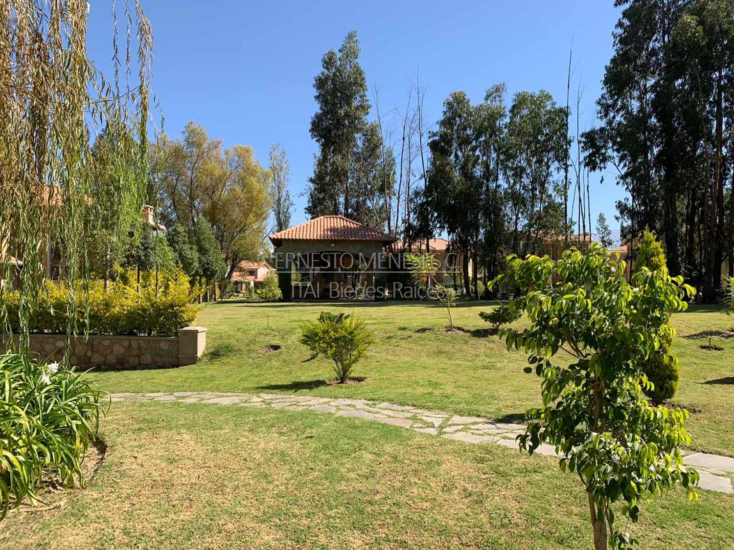 Casa en Tiquipaya en Cochabamba 4 dormitorios 4 baños 2 parqueos Foto 3