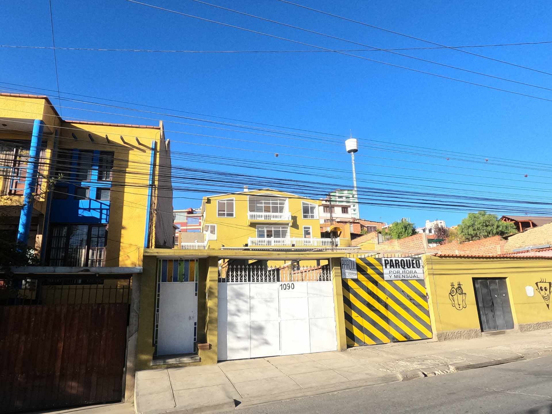 Casa DUEÑO ALQUILA CASA AMPLIA FRENTE AL MERCADO Y HOSPITAL LOS PINOS, ZONA SUR Foto 2