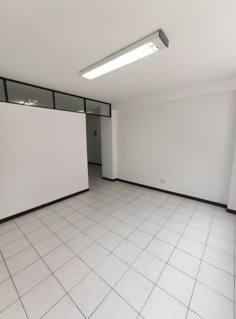 Oficina en Los Pinos en La Paz 1 dormitorios 1 baños  Foto 2