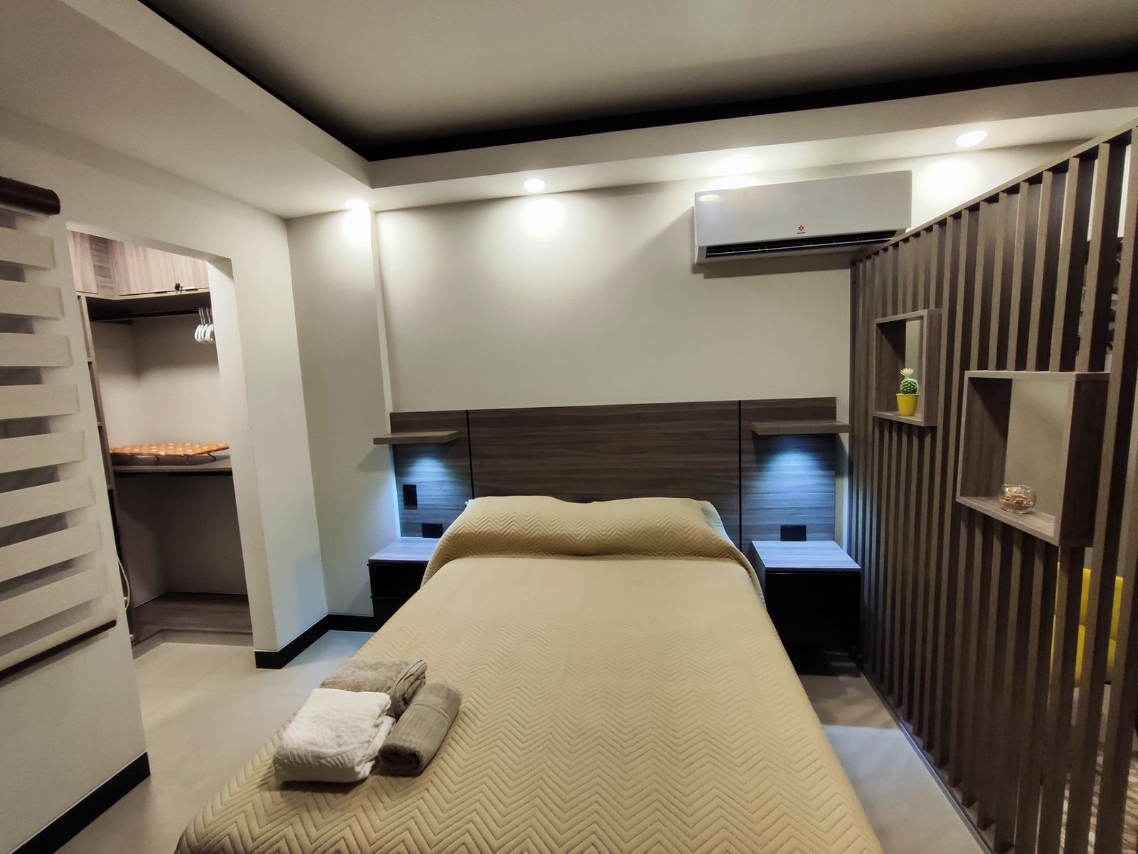 Departamento en AlquilerEn Equipetrol lujoso departamento de 2 Dormitorios Amoblado en Alquiler  3 dormitorios 2 baños 1 parqueos Foto 3