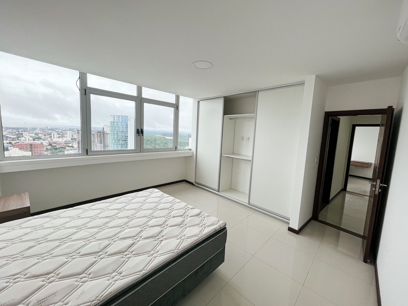 Departamento en AlquilerDPTO 3 DORMITORIOS AMOBLADO- PLATINIUM 2 FRENTE AL MALL VENTURA Foto 7