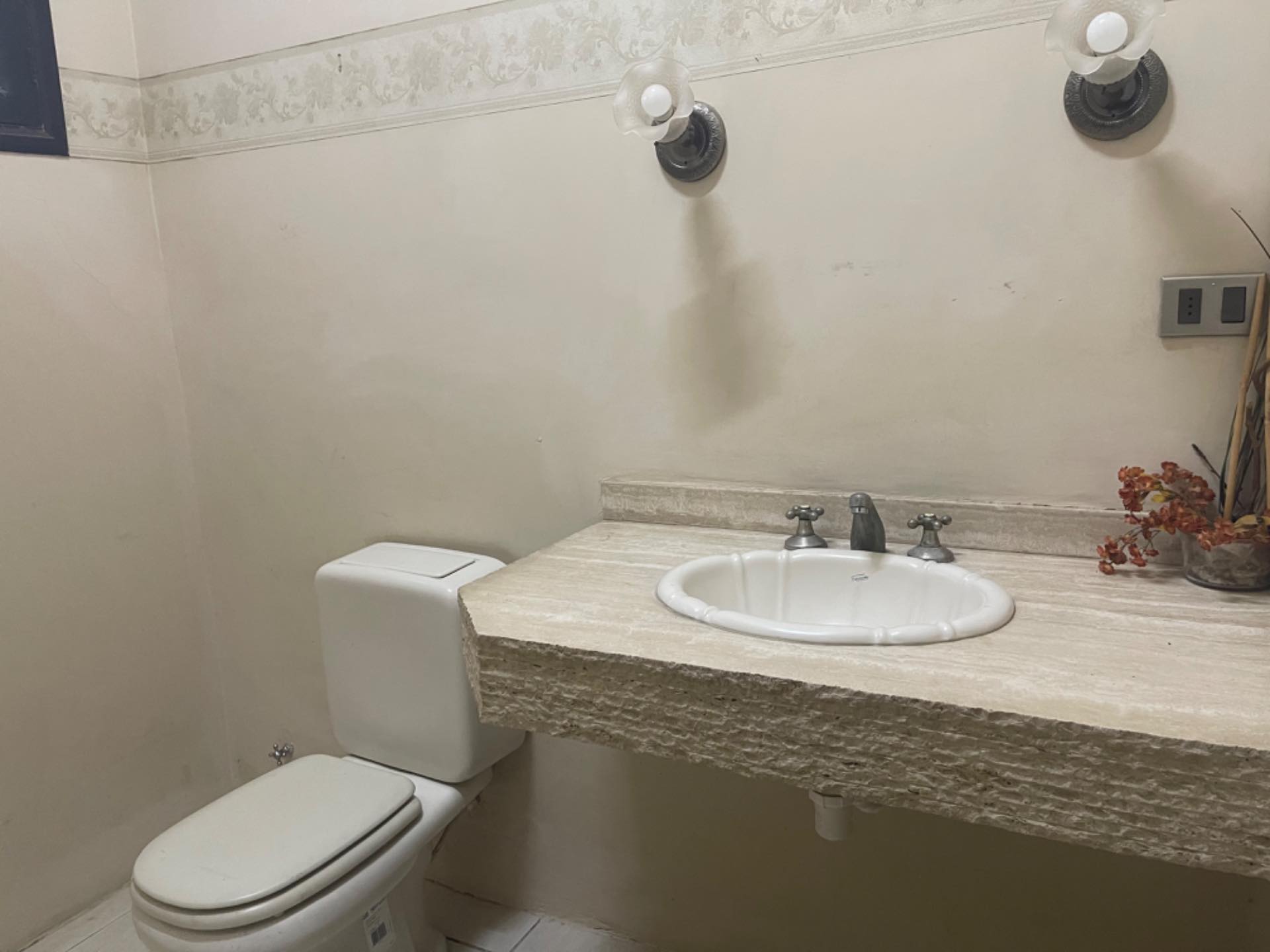 Casa Av Los Cusis zona Norte entre Beni y Banzer Foto 8