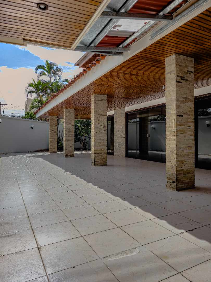 Casa en Entre 1er y 2do anillo Norte en Santa Cruz de la Sierra 4 dormitorios 4 baños 3 parqueos Foto 1