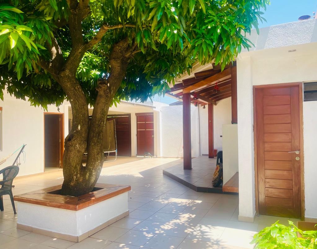 Casa en VentaAVENIDA ALEMANA Y 3ER ANILLO. ZONA NORTE!  5 dormitorios 3 baños 3 parqueos Foto 3