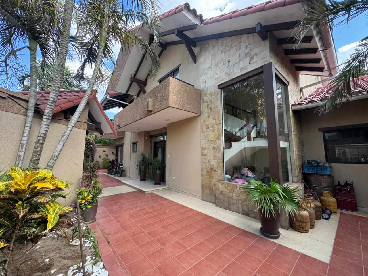 Casa en Entre 4to y 5to anillo Norte en Santa Cruz de la Sierra 3 dormitorios 3 baños 4 parqueos Foto 13