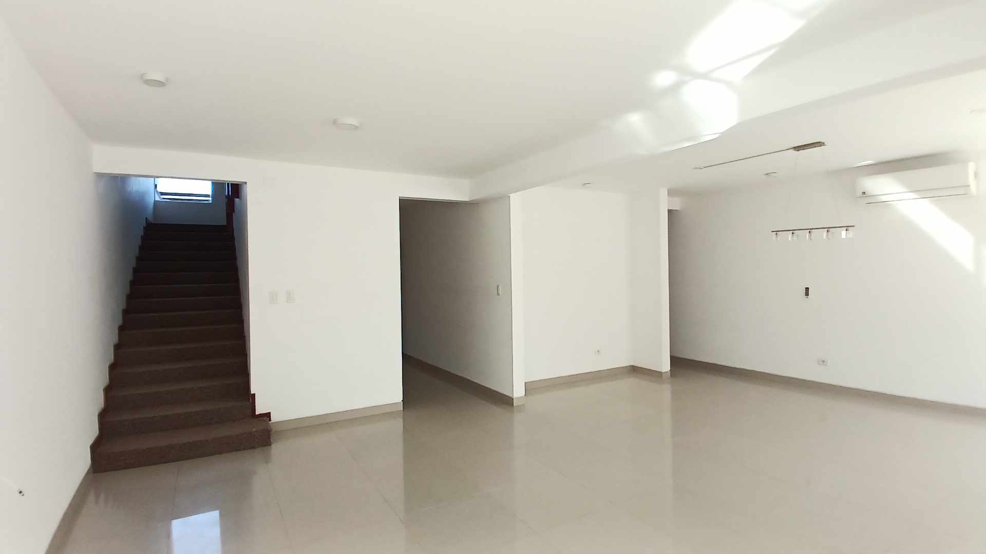 Casa en AlquilerAV. BANZER (6º y 7º Anillo)📍 Ubicación: Detrás del Hipermaxi Foto 6