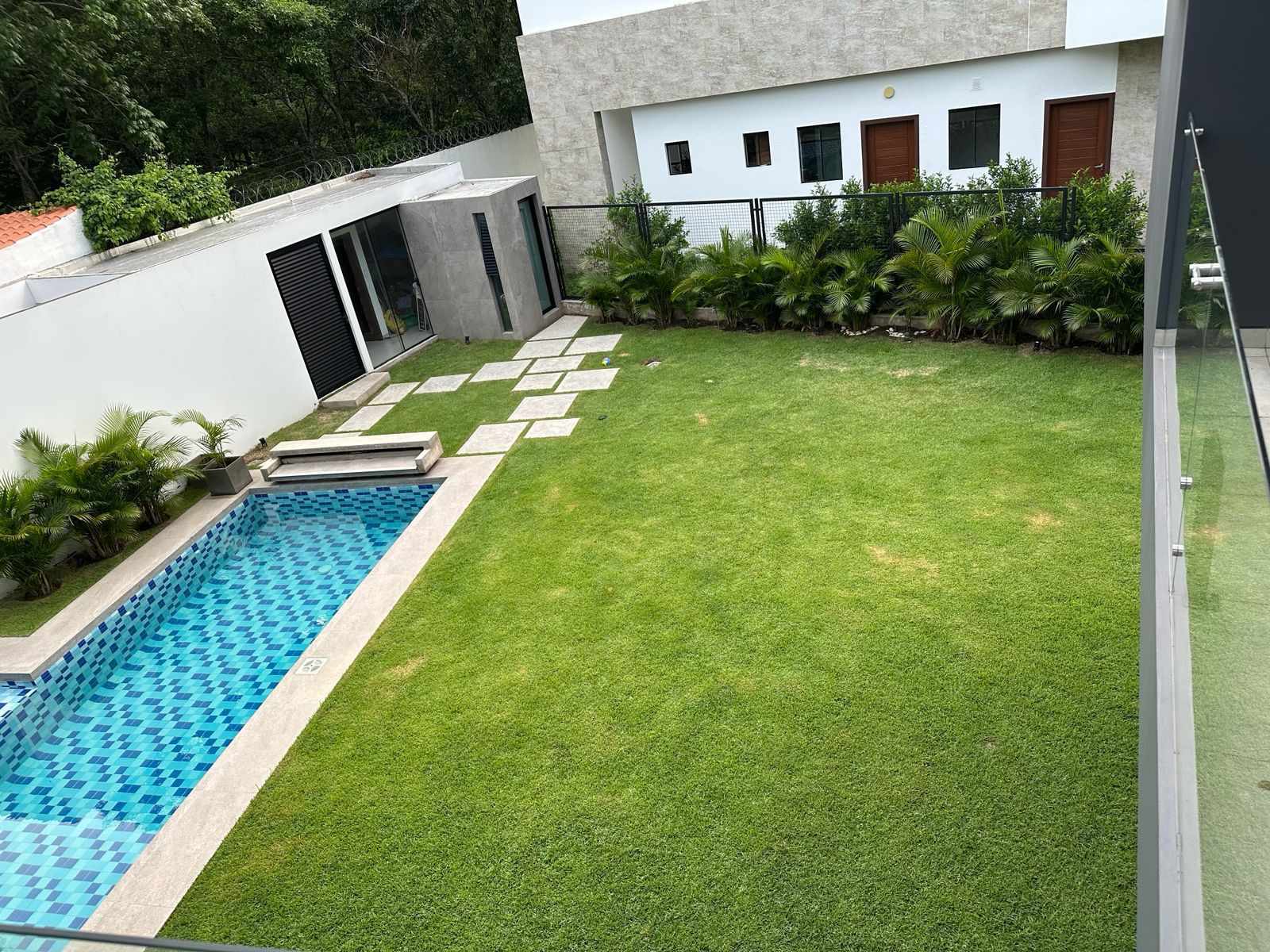 Casa en AlquilerZONA URUBO 
CONDOMINIO RIO SIERRA 
CASA DE LUJO EN ALQUILER !!!!! 4 dormitorios 8 baños 4 parqueos Foto 4