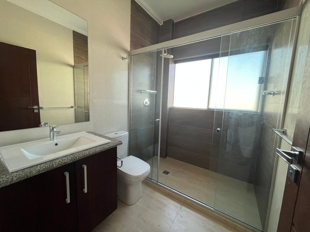 Casa en Entre 5to y 6to anillo Norte en Santa Cruz de la Sierra 4 dormitorios 4 baños 2 parqueos Foto 7