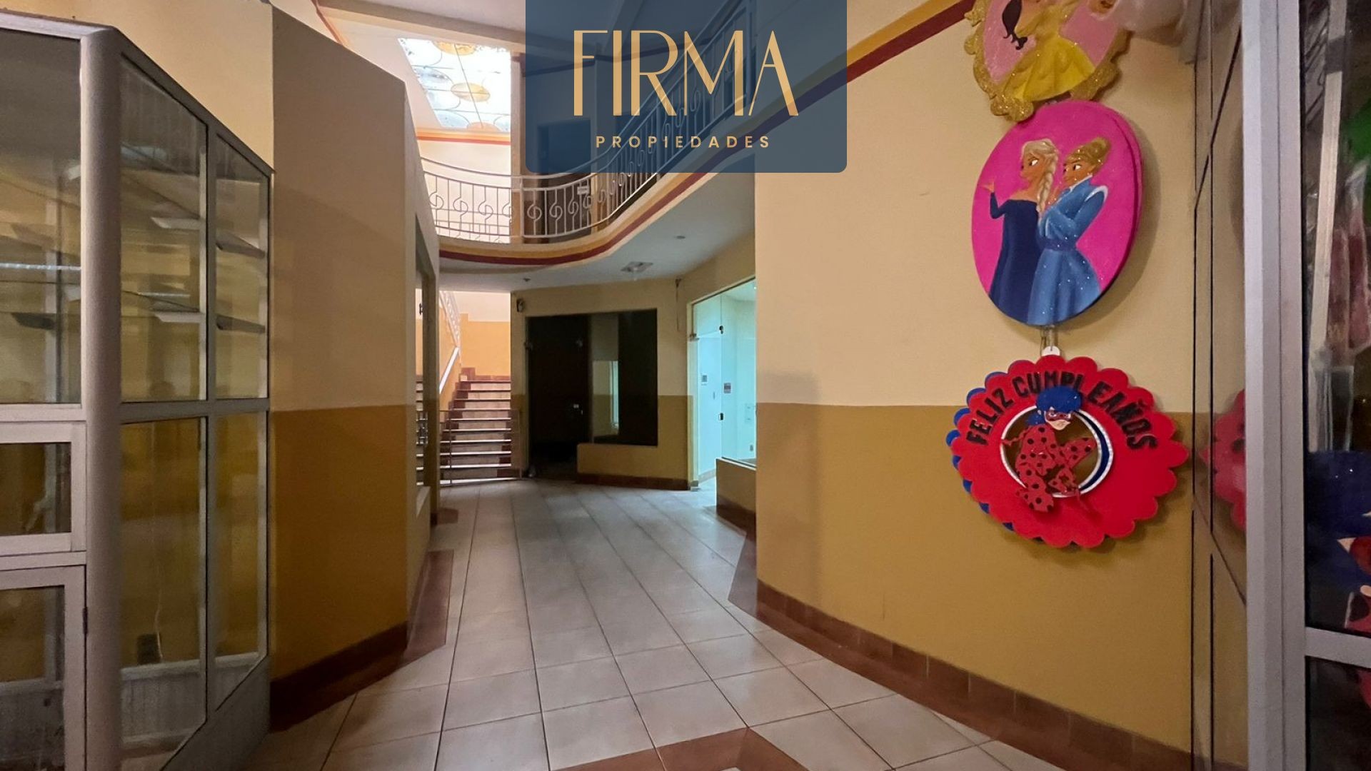 Edificio en VentaEDIFICIO/HOTEL CON LOCALES EN VENTA EN LA AV. ILLAMPU 10 dormitorios 10 baños 4 parqueos Foto 6