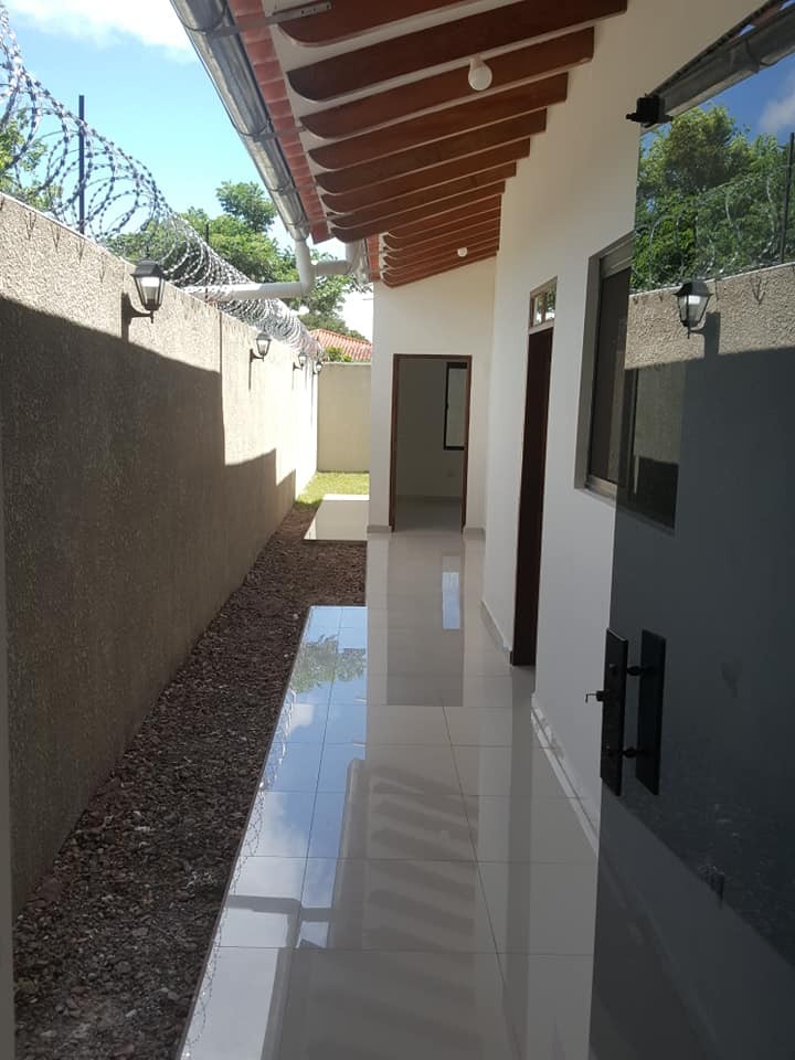 Casa HERMOSA CASA EN VENTA EN LA DOBLE VÍA LA GUARDIA KM 11/5 FRENTE A CRISOL URBANIZACION DOCE ROBLES LA URBANICACION CUENTA CON AREA DE EQUIPAMIENTO,COLEGIO Y TAMBIEN CUENTA CON UNA DOBLE VIA EN LA MISMA URBANICACION  Foto 4