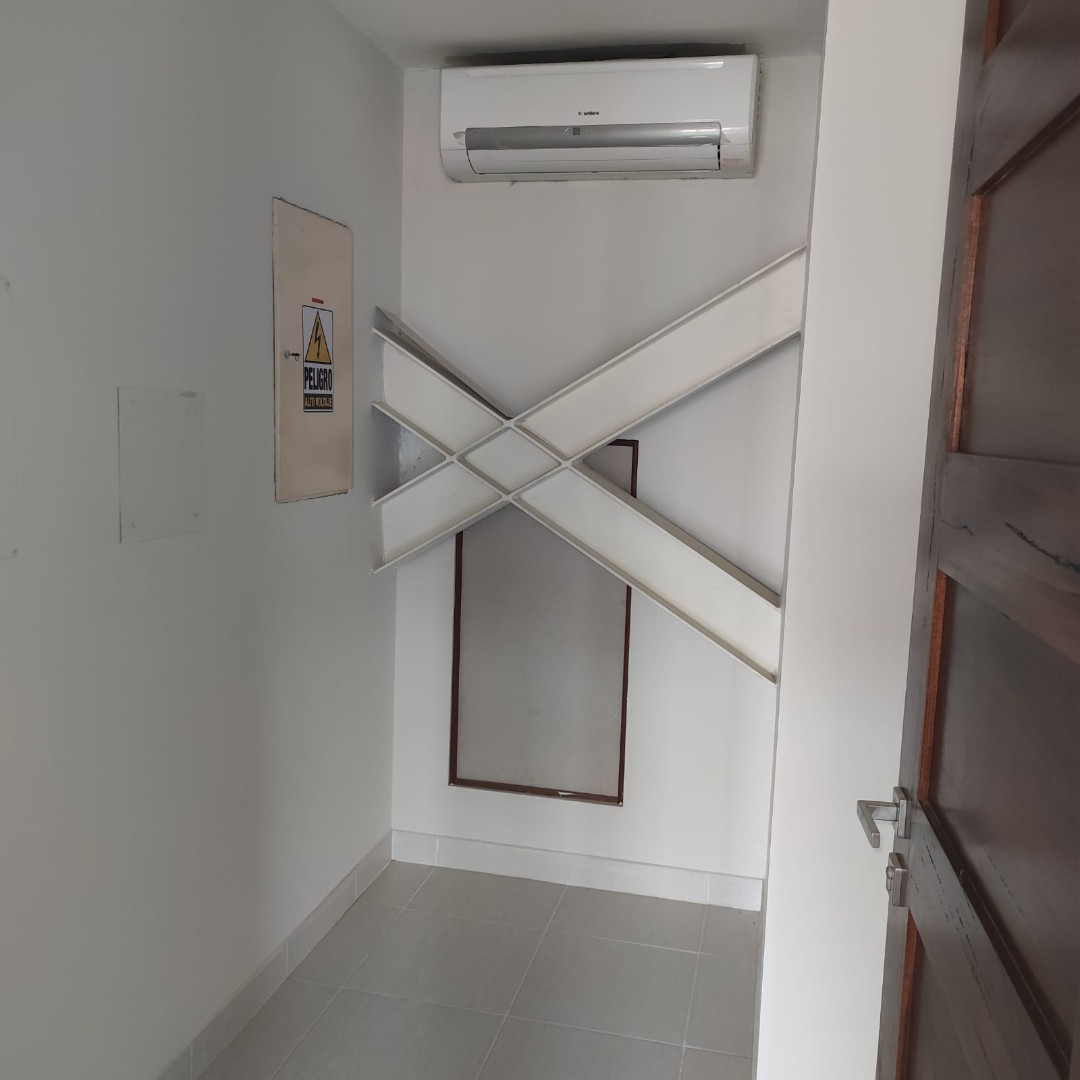 Oficina en AlquilerEQUIPETROL CALLE LOS LIRIOS ESQUINA FLAMBOYANOS 10 dormitorios 6 baños  Foto 7