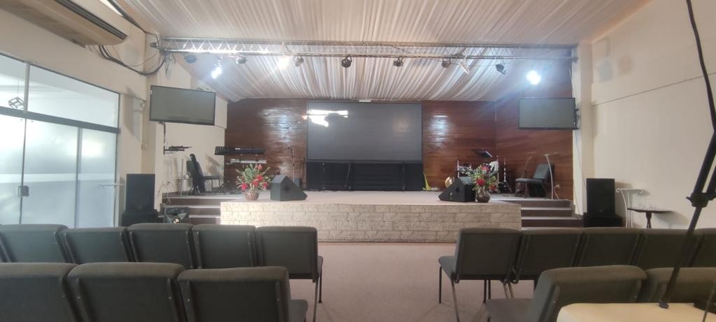 Local comercial en Entre 4to y 5to anillo Norte en Santa Cruz de la Sierra  4 baños  Foto 9