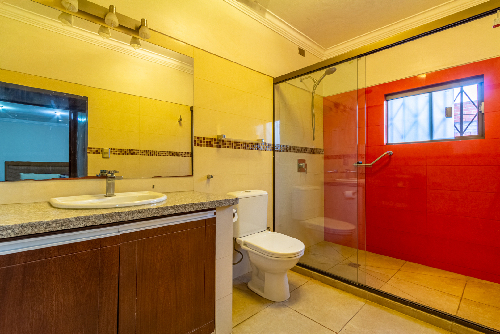 Casa en Entre 4to y 5to anillo Sur en Santa Cruz de la Sierra 5 dormitorios 5 baños 8 parqueos Foto 12