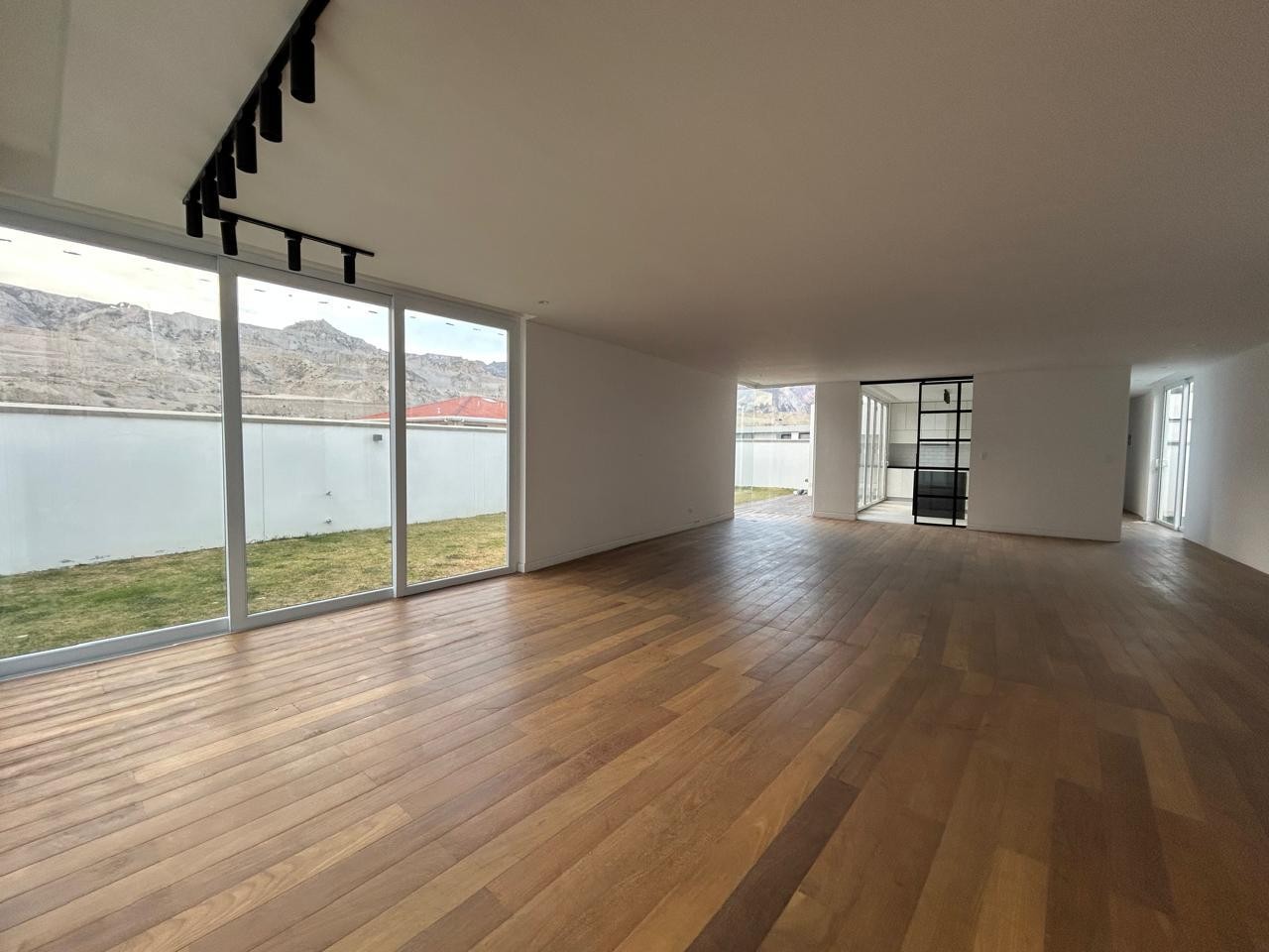 Casa en Mallasilla en La Paz 4 dormitorios 5 baños 3 parqueos Foto 1