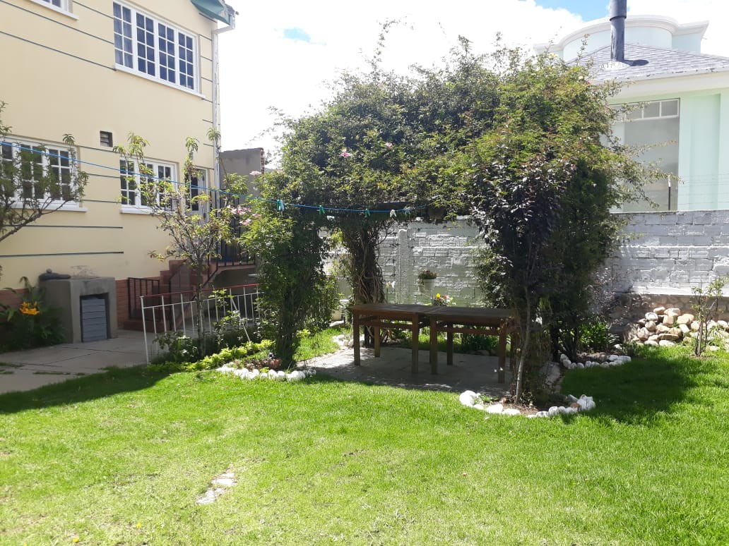 Casa en VentaCerca del colegio FRANCO  5 dormitorios 4 baños 3 parqueos Foto 1