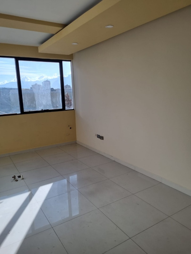 Oficina $us. 37.000.- OFICINA SUP.40M2 + BAÑO AV. RAMON RIVERO CINE CENTER Foto 1