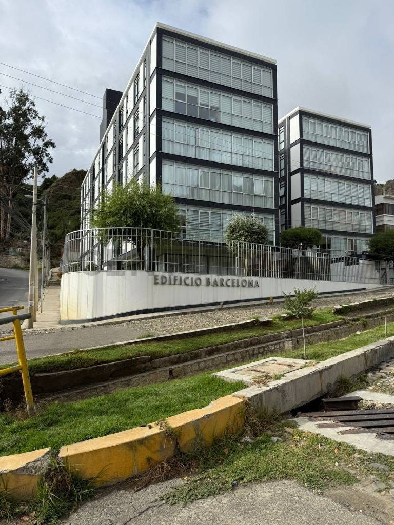 Departamento en Achumani en La Paz 4 dormitorios 5 baños 1 parqueos Foto 1
