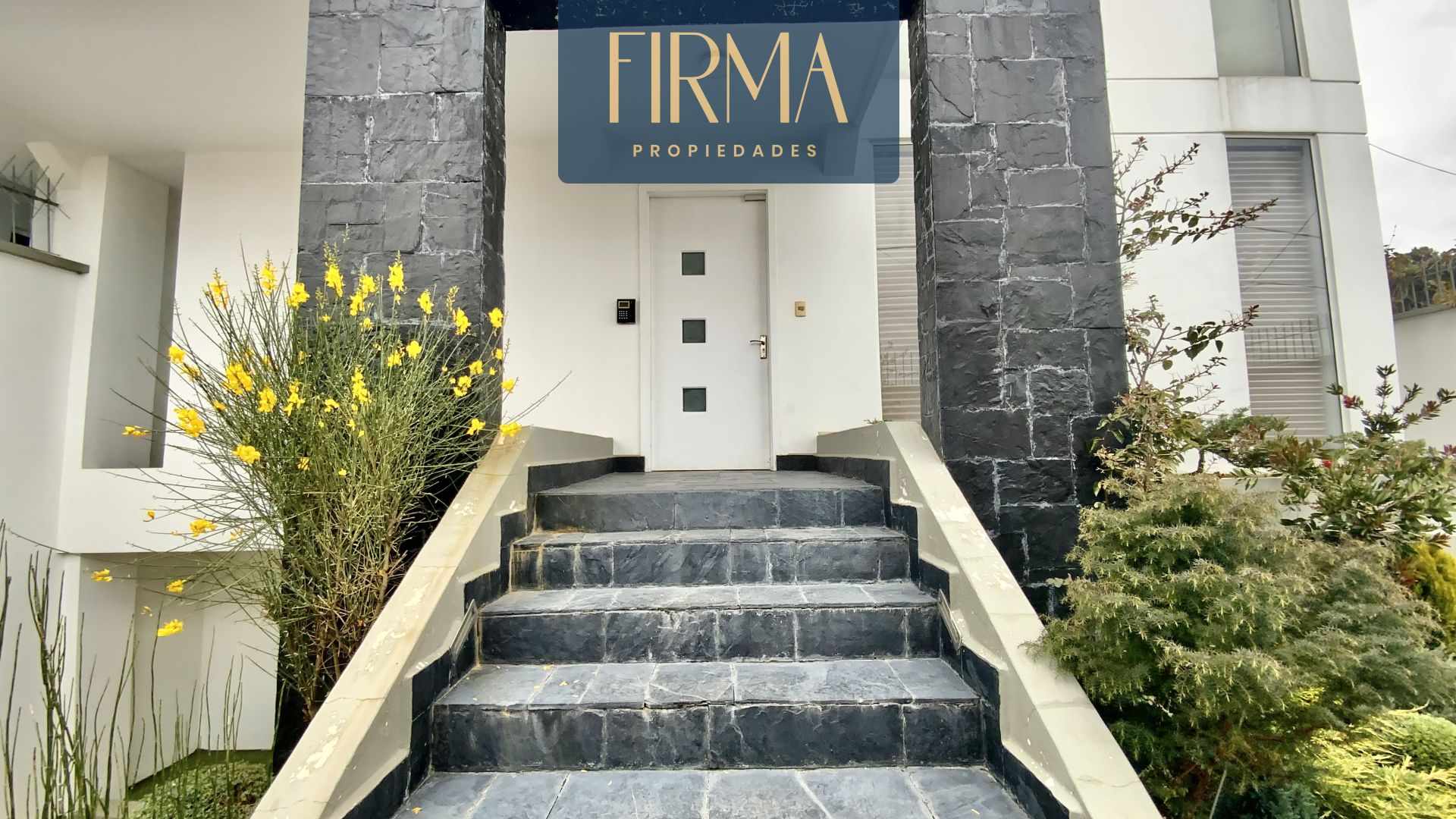 Casa en VentaACHUMANI JARDINES DEL SUR 3 dormitorios 4 baños 3 parqueos Foto 1