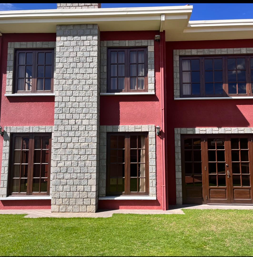 Casa en Alquiler🏡 AMPLIA Y HERMOSA CASA EN ALQUILER, AUQUISAMAÑA.  3 dormitorios 3 baños 3 parqueos Foto 1