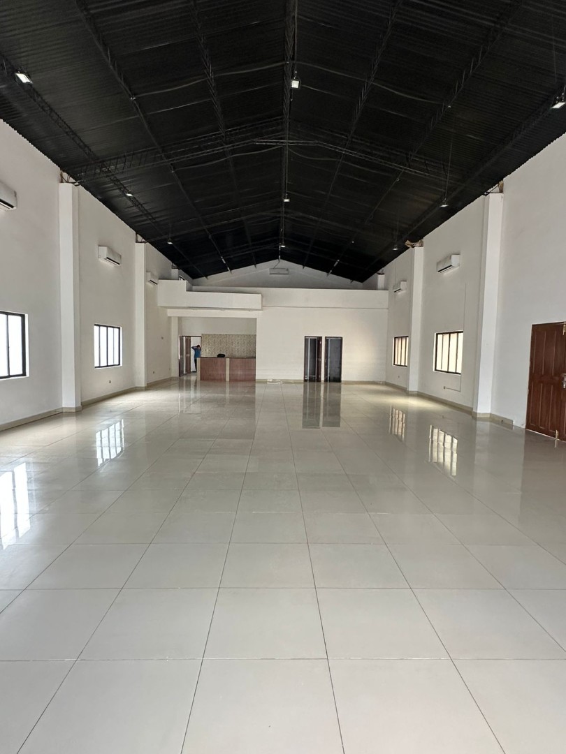 Galpón en AlquilerSALÓN MULTIFUNCIONAL EN ALQUILER
Zona Norte – Av. Banzer, 5to Anillo Foto 4