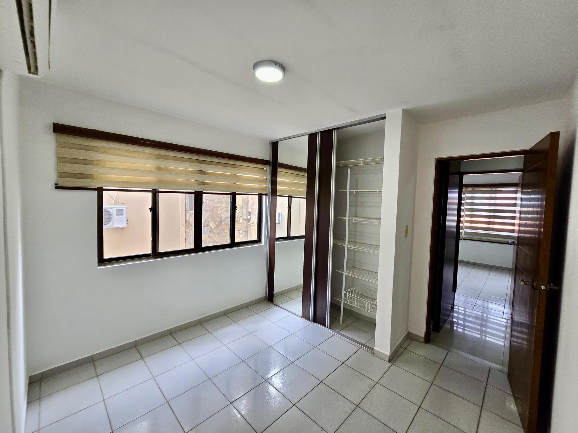 Departamento en Entre 2do y 3er anillo Oeste en Santa Cruz de la Sierra 3 dormitorios 3 baños 1 parqueos Foto 7