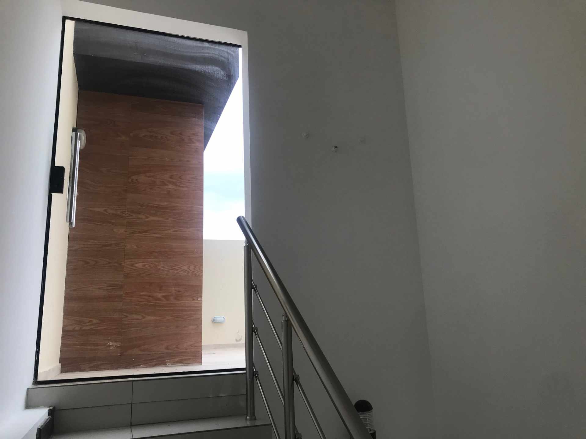 Oficina Torre Rubí [Av. Beni y 4to. Anillo], Oficina amplia dúplex en alquiler, con parqueo techado. 
[700$us. Facturado, Expensas incluidas] Apto para oficinas de bajo tráfico.  Foto 4