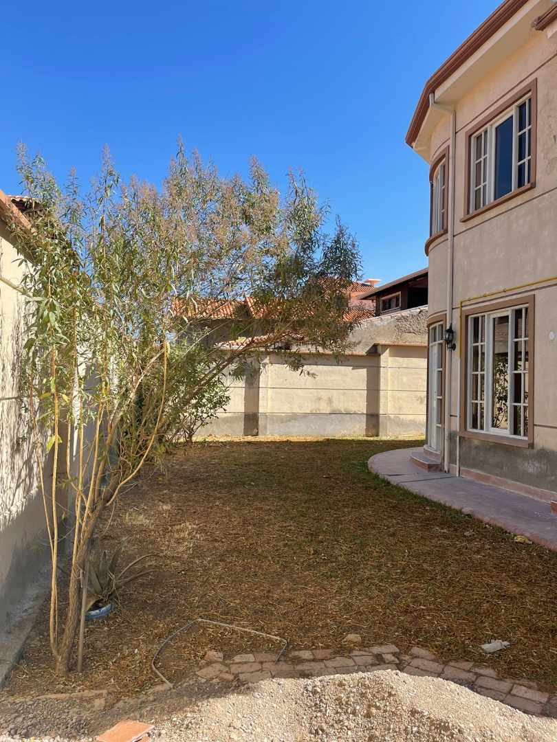 Casa en Sacaba en Cochabamba 4 dormitorios 4 baños 3 parqueos Foto 2