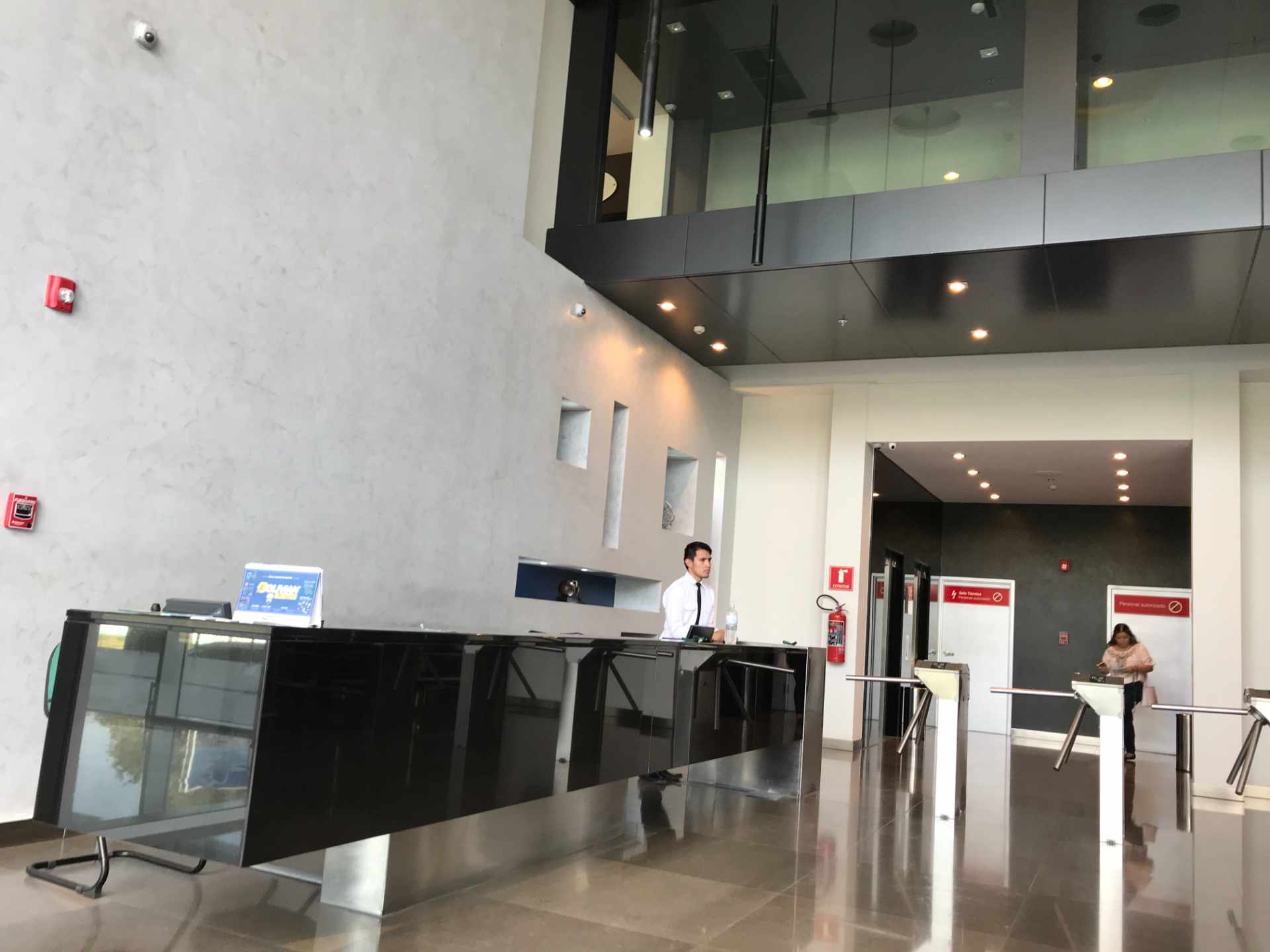 Oficina en AlquilerUrubó Business Center piso 5, en la entrada del Urubó, lado del hotel Radisson. Foto 2