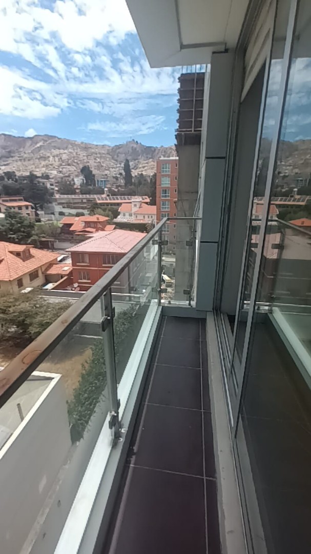 Departamento en VentaCalacoto calle 10, Zona Sur, La Paz 2 dormitorios 3 baños 1 parqueos Foto 2