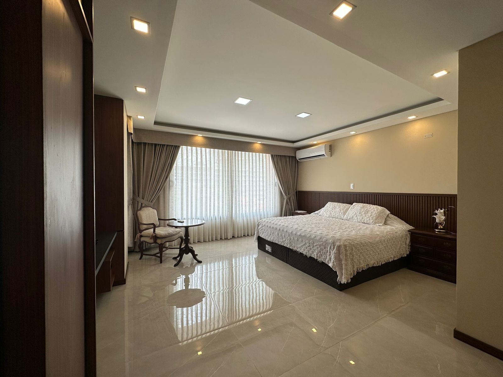 Departamento en VentaEQUIPETROL !!!
EDIFICIO ARANJUEZ 
DEPARTAMENTO DE LUJO EN VENTA !! 3 dormitorios 4 baños 2 parqueos Foto 4