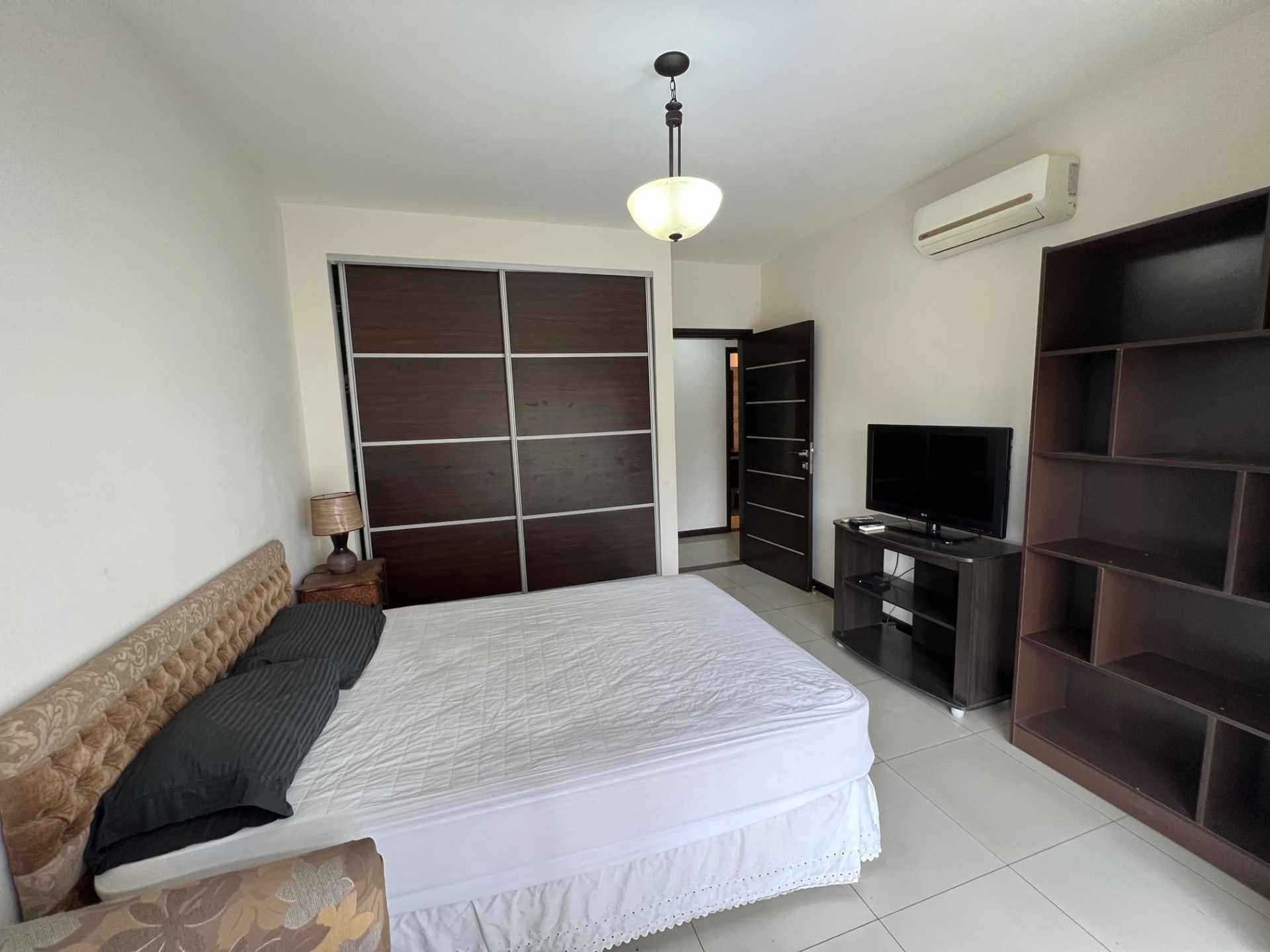 Departamento en AlquilerCondominio Punta del Este, C/Libertad y 2do. Anillo. Cerca de todo.  2 dormitorios 3 baños 1 parqueos Foto 9