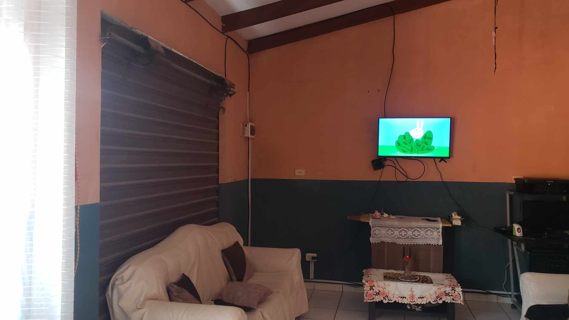 Casa en VentaBarrio los claveles a una cuandra del 9no anillo a dos cuadra de la parada de linea 92,63 es la sede al frente del barrio dorado, en la esquina de la av principal hay un gimnasio. casa amplia en ocasión. Foto 5