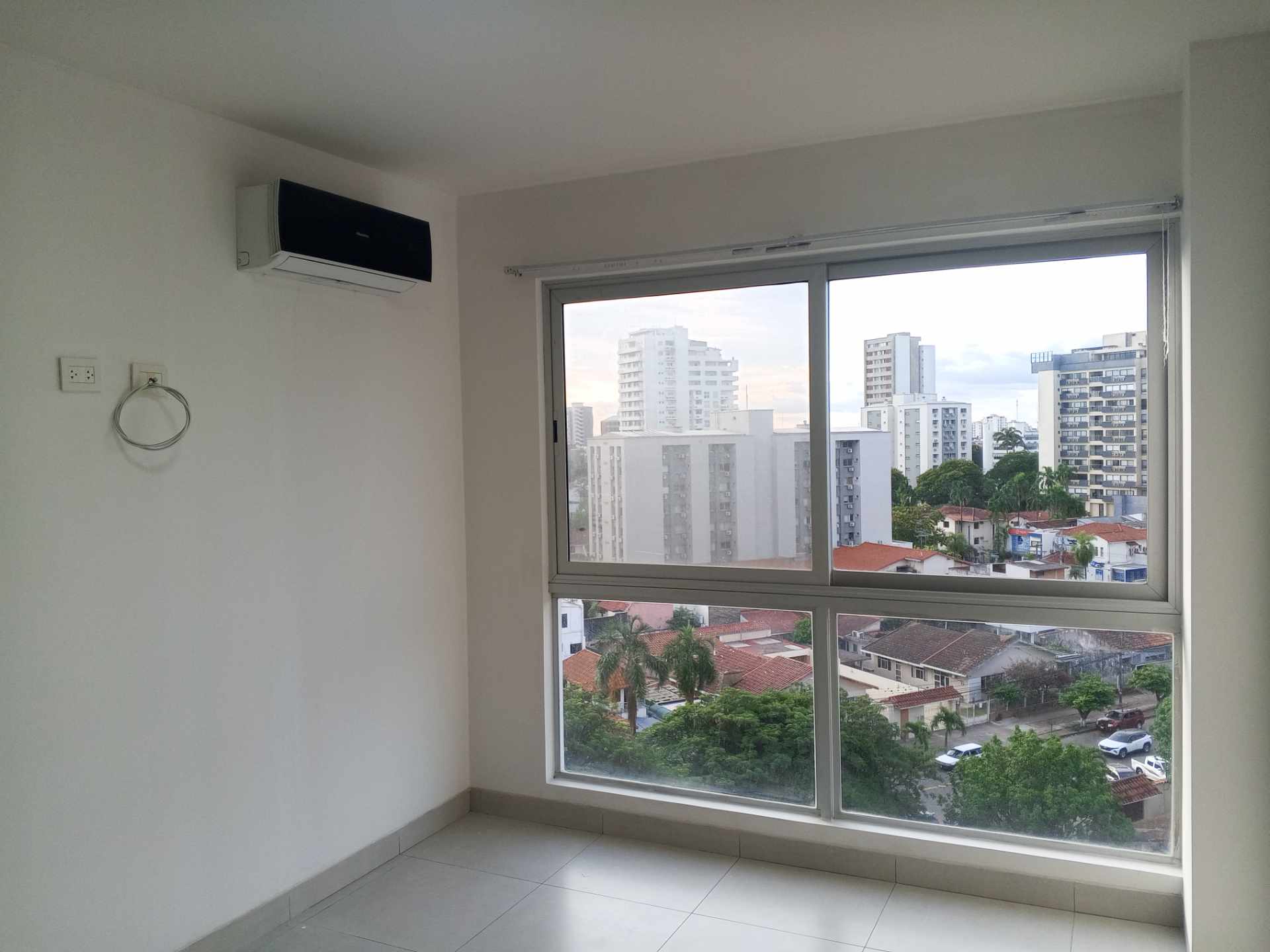 Departamento en AlquilerCondominio Altos del Sur, Zona Sur, entre Av. Irala y Av. Las Américas, cerca del Parque Urbano.  1 dormitorios 1 baños  Foto 9