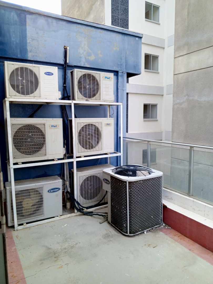 Oficina en AlquilerCalacoto calle 18 entre Av. Sanchez B. y J.C.Patiño 17 dormitorios 7 baños 3 parqueos Foto 5