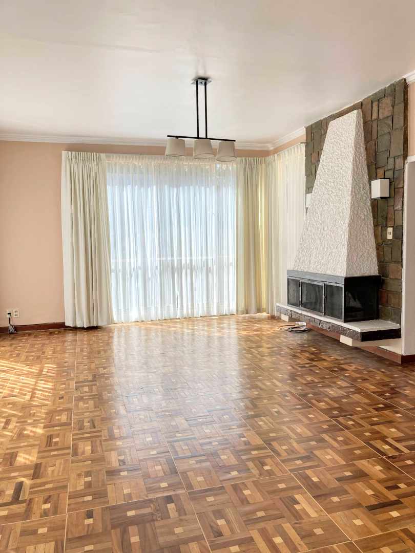 Casa en Calacoto en La Paz 4 dormitorios 3 baños 4 parqueos Foto 2