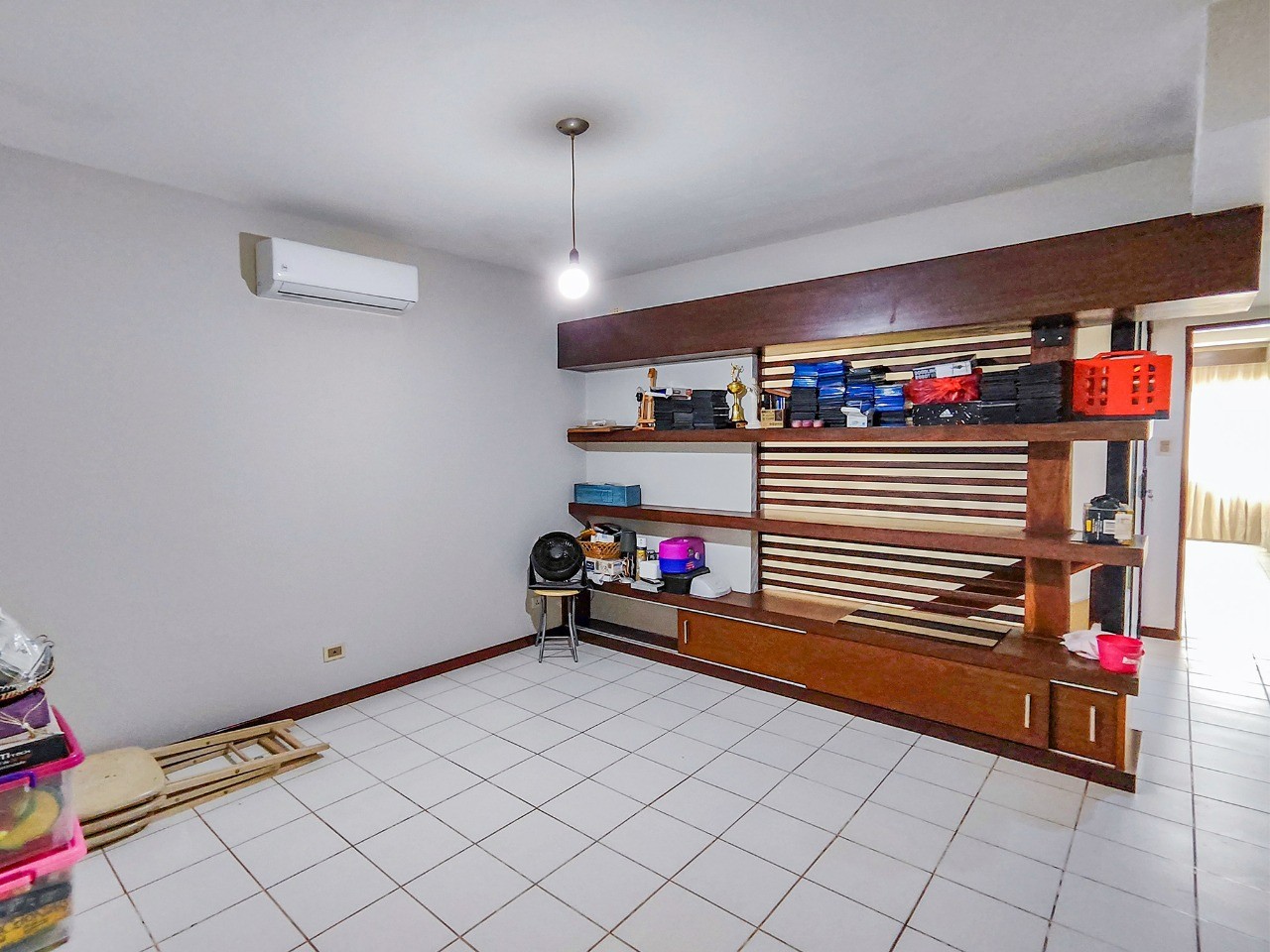 Casa en AlquilerCond. La Hacienda I, 5to. Anillo entre Av. Banzer y Av. Beni 4 dormitorios 3 baños 1 parqueos Foto 14
