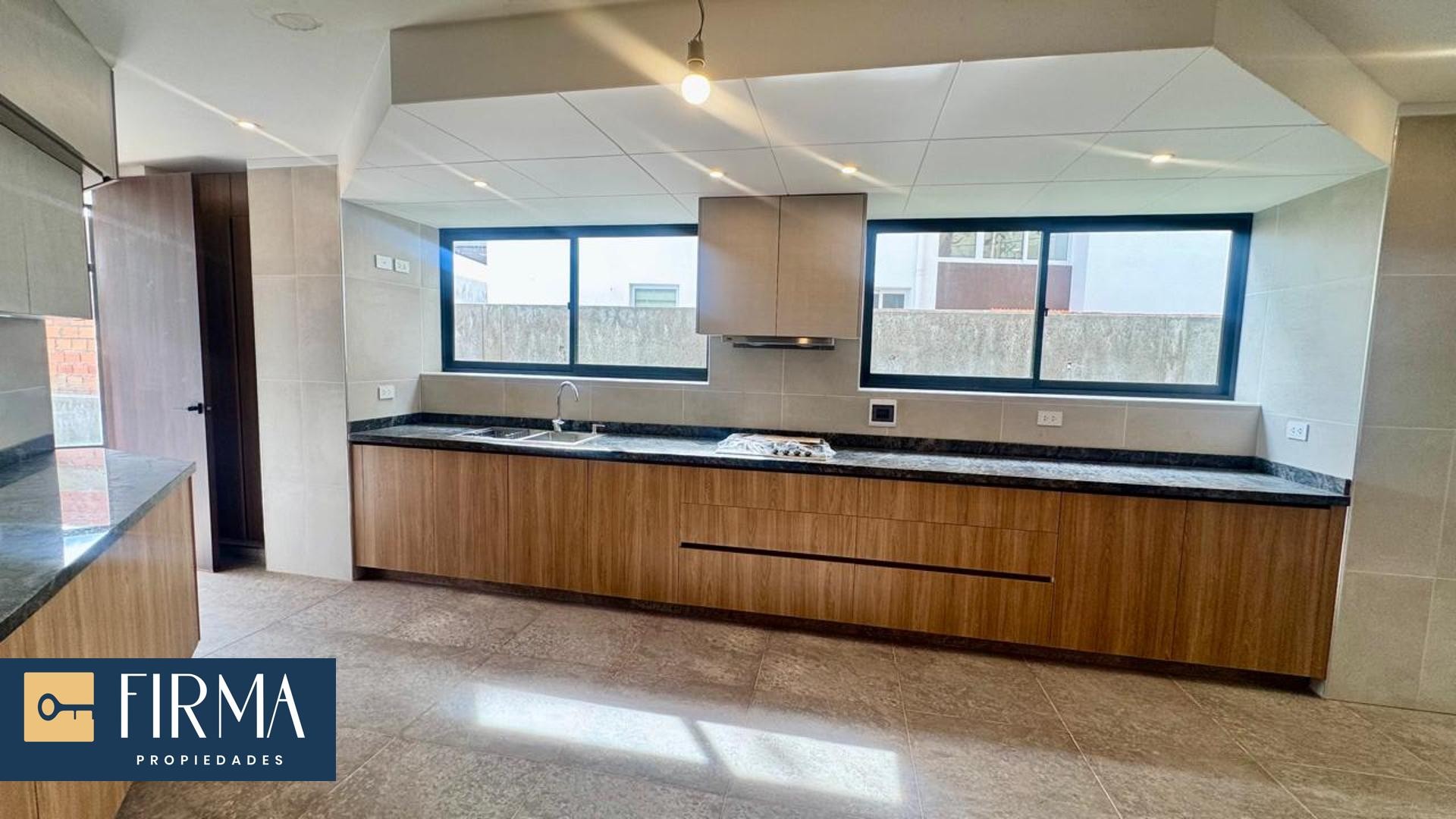 Casa en Achumani en La Paz 4 dormitorios 6 baños 2 parqueos Foto 4