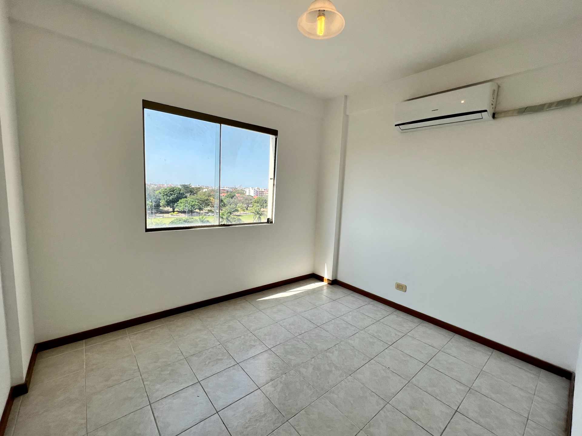 Departamento en VentaZONA AV ALEMANA ENTRE 2 Y 3 ANILLO Foto 13