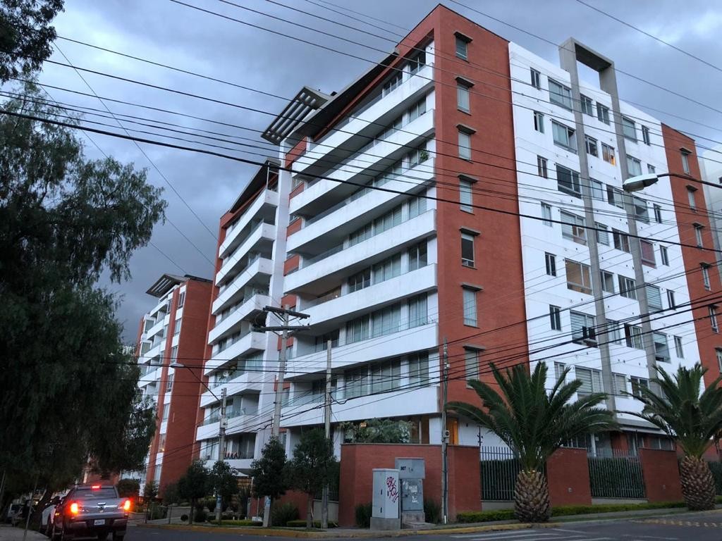 Departamento en Aranjuez en Cochabamba 3 dormitorios 3 baños 2 parqueos Foto 3