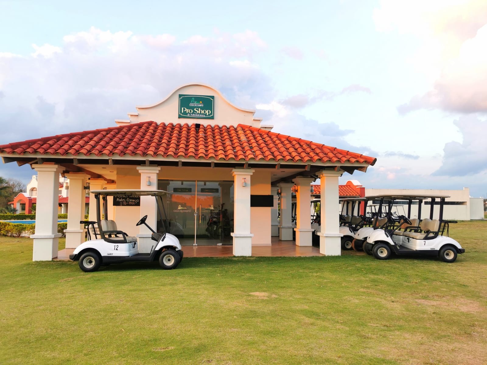 Casa en VentaAV. BANZER - CONDOMINIO CASA DE  CAMPO 4 dormitorios 4 baños 2 parqueos Foto 28