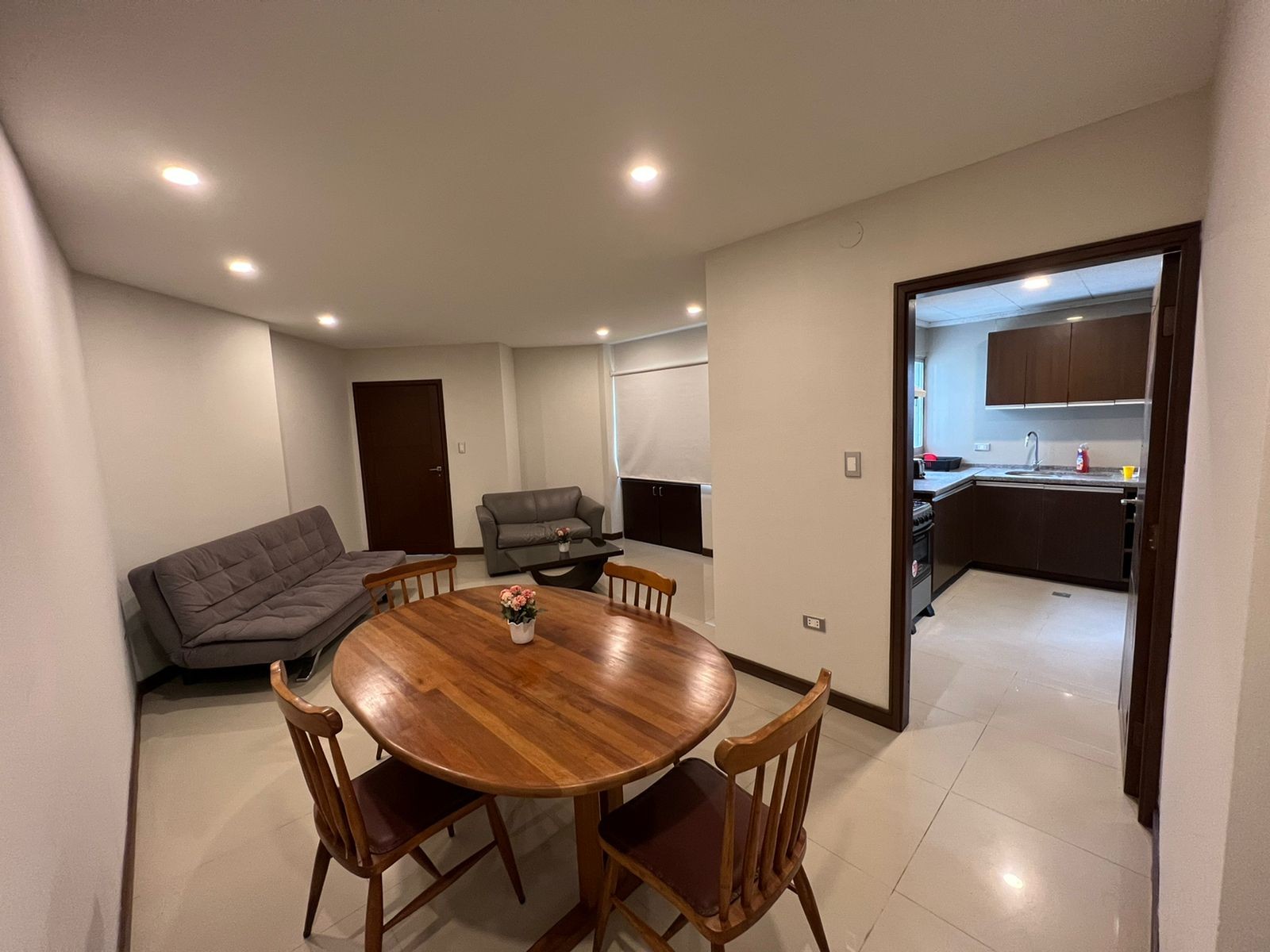 Departamento Condominio Cupesí, Alquiler amoblado de 2 dormitorios, 2do. y 3er. Anillo Zona Norte, sobre Av. Ovidio Barbery, 2do. y 3er. Anillo, cerca de Zona Isuto e Equipetrol. Foto 2