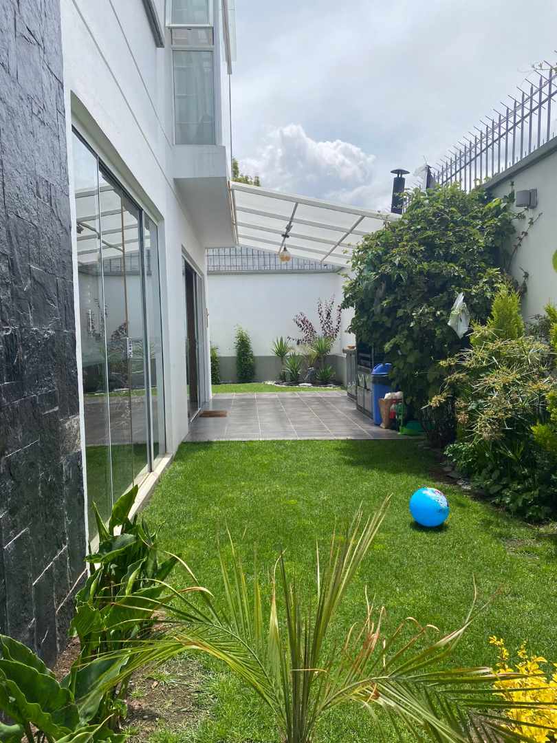 Casa en VentaBELLA CASA EN VENTA  4 dormitorios 3 baños 3 parqueos Foto 4