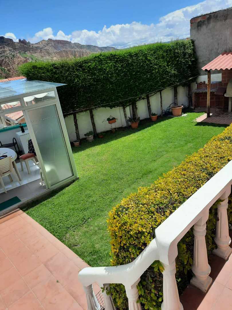 Casa en Cota Cota en La Paz 5 dormitorios 6 baños 2 parqueos Foto 3