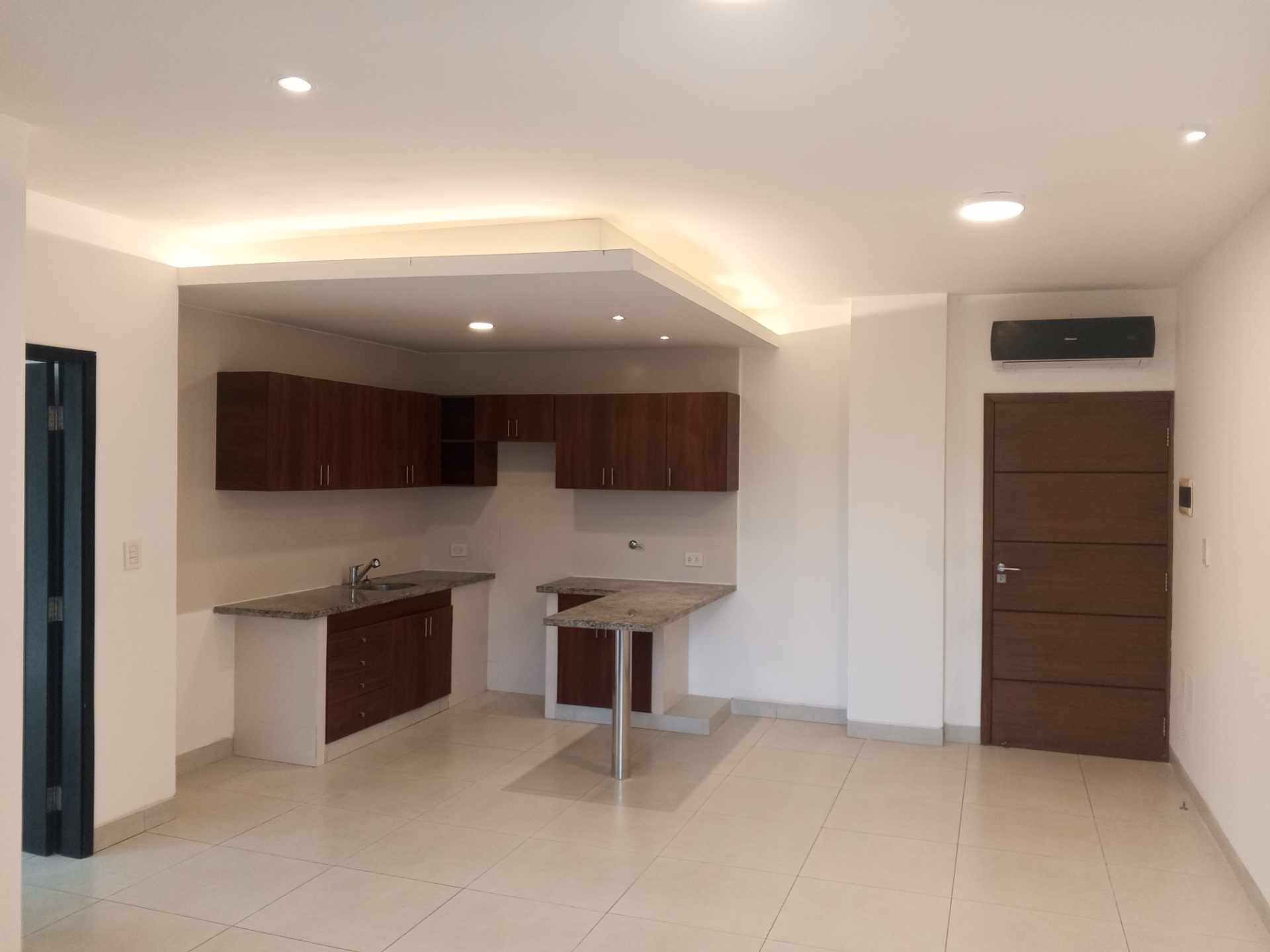 Departamento en AlquilerCondominio Altos del Sur, Zona Sur, entre Av. Irala y Av. Las Américas, cerca del Parque Urbano.  1 dormitorios 1 baños  Foto 2